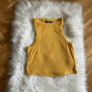 NOVO Bershka ribbed crop top vel.S