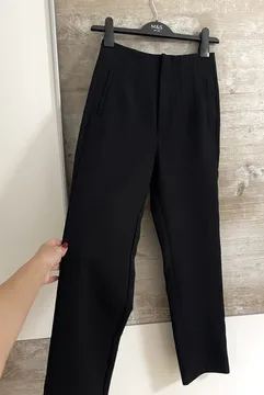 Stradivarius crne pantalone vel.XS