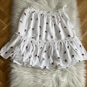 NOVO Cropp bela suknja sa ruzama vel.XS