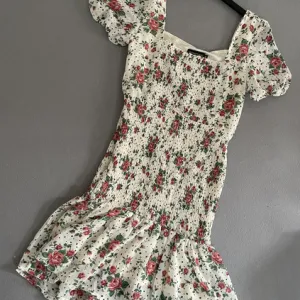 NOVO Pretty little thing haljina vel.XS/S