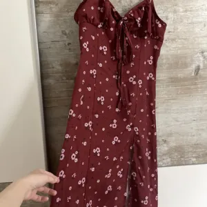 Bordo letnja haljina sa izrezom vel.S
