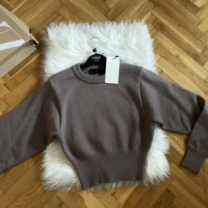 NOVO ZARA Viralni crop džemper