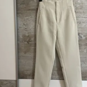 Stradivarius pantalone vel.XS - nova kolekcija