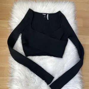 NOVO Crni ribbed crop na preklop vel.XS/S