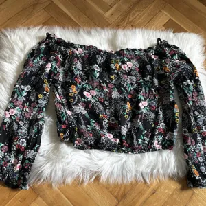 H&M off shoulder crop bluza vel.S