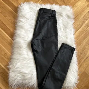 NOVO Stradivarius voskirane pantalone vel.XS