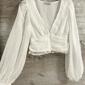 NOVO Stradivarus bela bluza vel.S