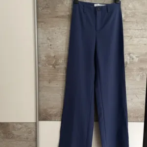 NOVO Bershka pantalone na crtu vel.XS