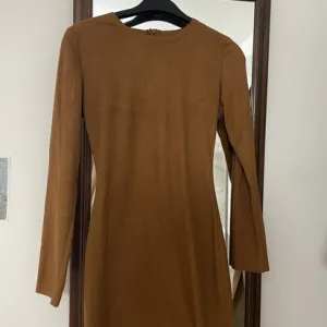 NOVO Uska velur haljina vel.S