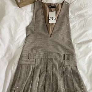 NOVO ZARA Viralna haljina sa sljokicama vel.XS