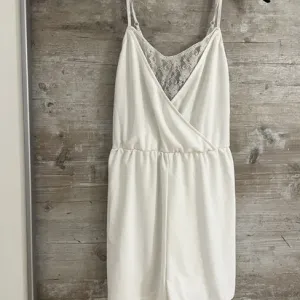 H&M letnji kombinezon sa čipkom vel.S