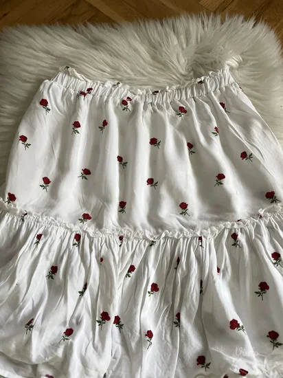 NOVO Cropp bela suknja sa ruzama vel.XS