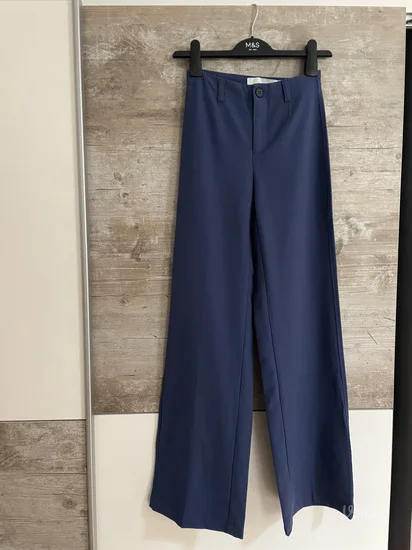 NOVO Bershka pantalone na crtu vel.XS