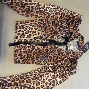 Tigrasta bluzica nova