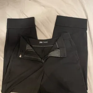 Crne pantalone Zara