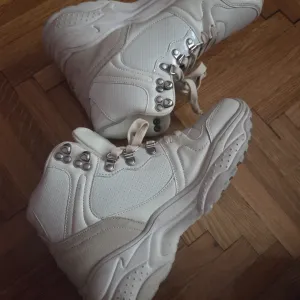 Elesse duboke patike-cipele broj 40