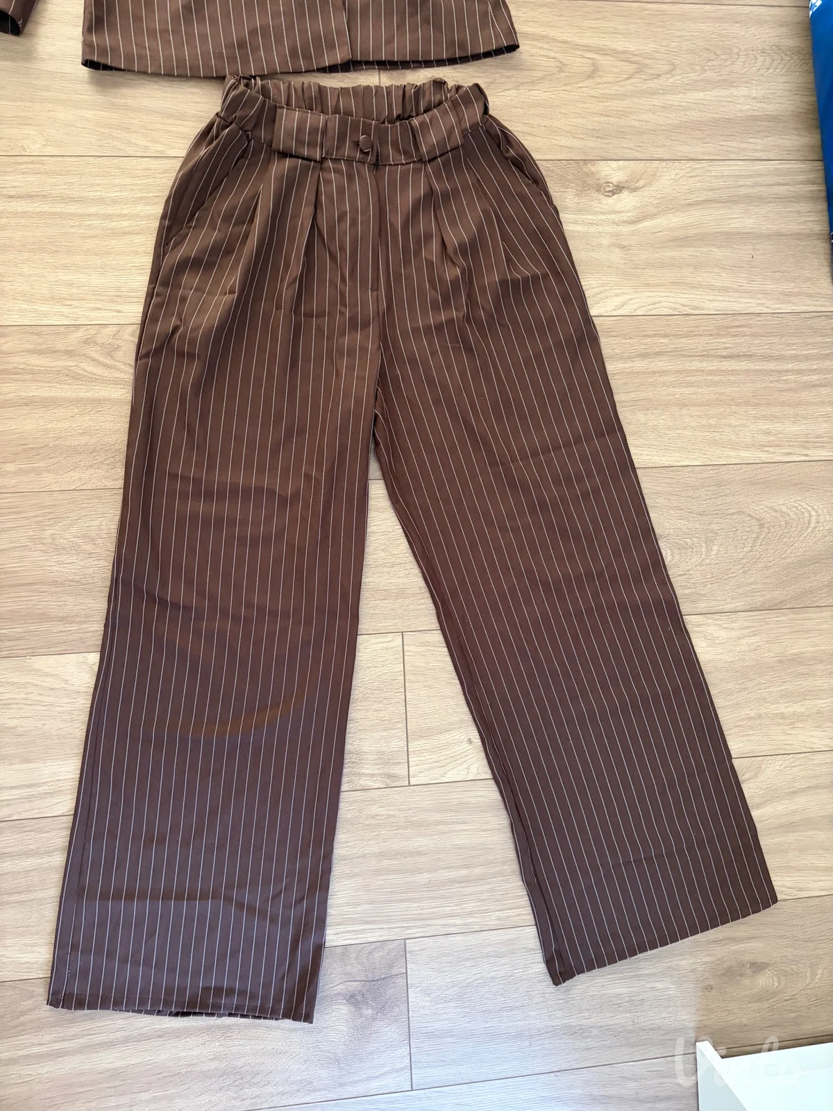 Komplet sako i pantalone braon boje sa linijama