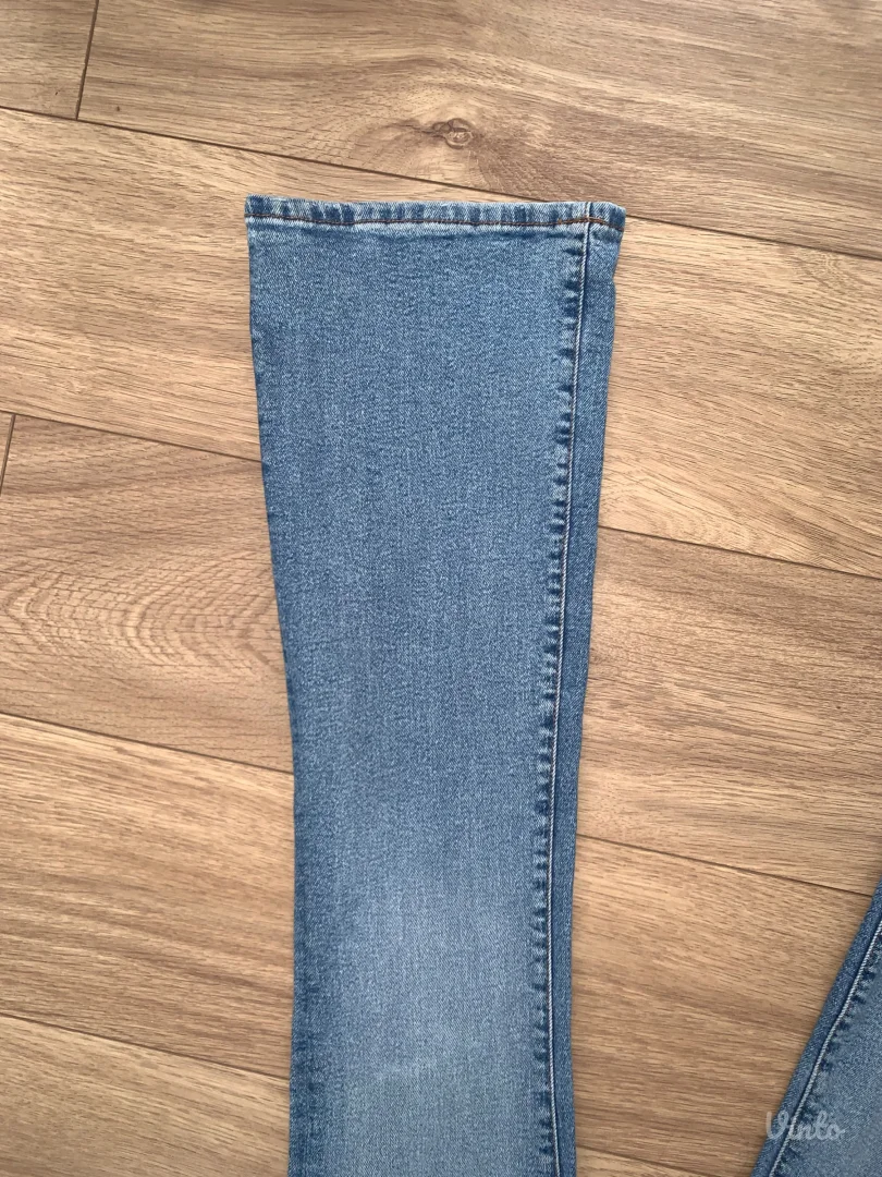 Zara - farmerke sa sirokim nogavicama