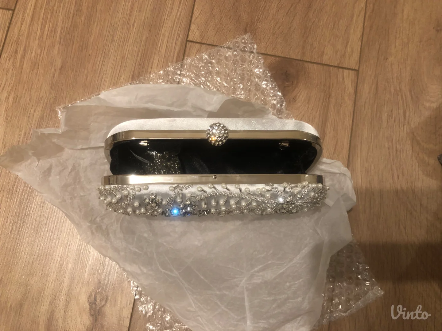 Prelepa elegantna srebrna torbica