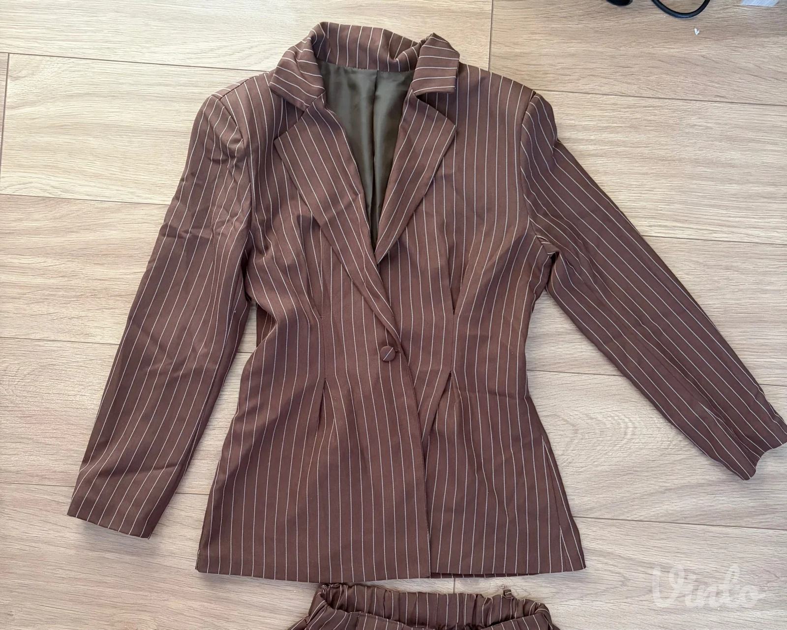 Komplet sako i pantalone braon boje sa linijama