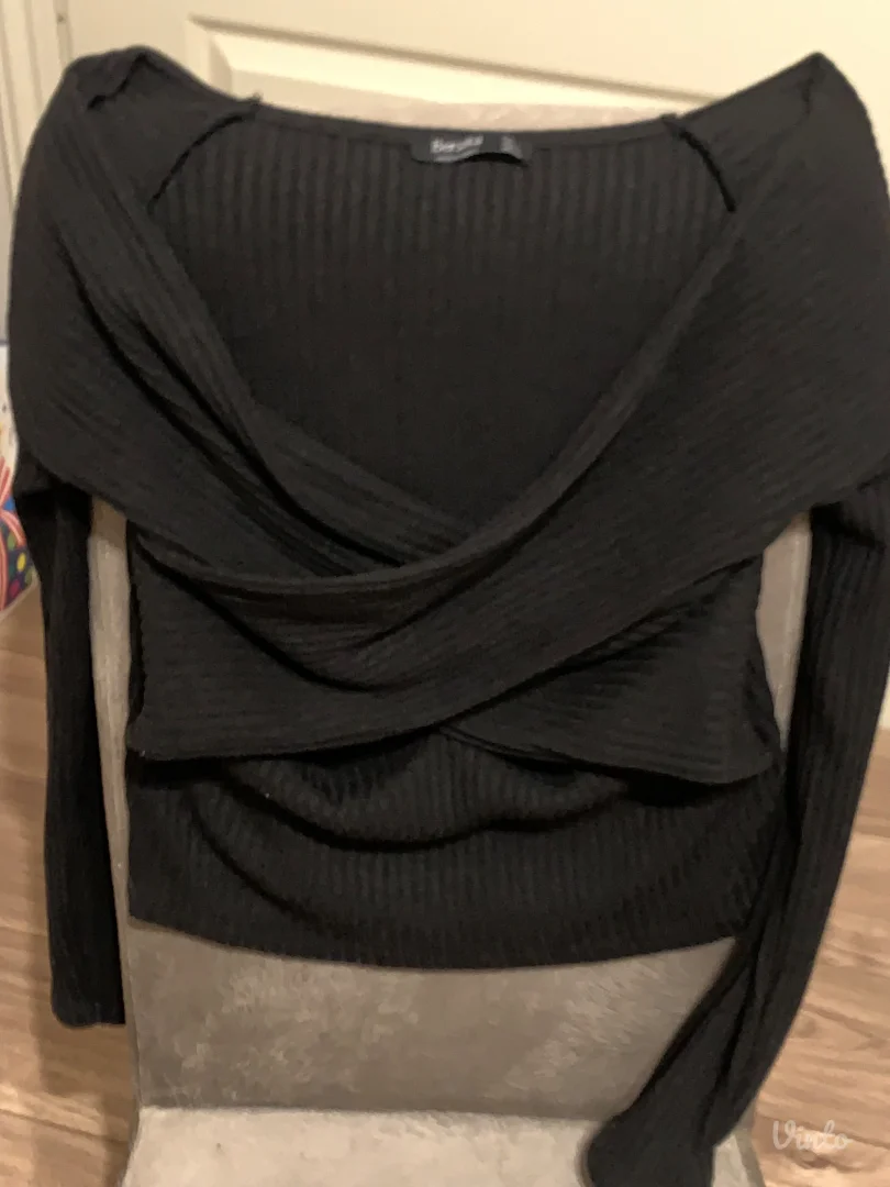 Bershka- Crni zenski dzemper