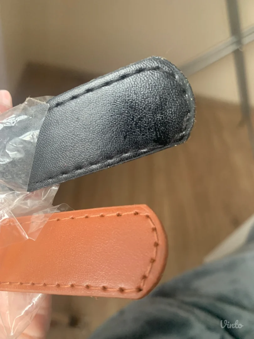 Paket koji sadrzi dva kaisa - braon i crni, naocare za sunce, komplet ogrlica i minđuse, jos jednu ogrlicu i torbicu + na poklon haljina