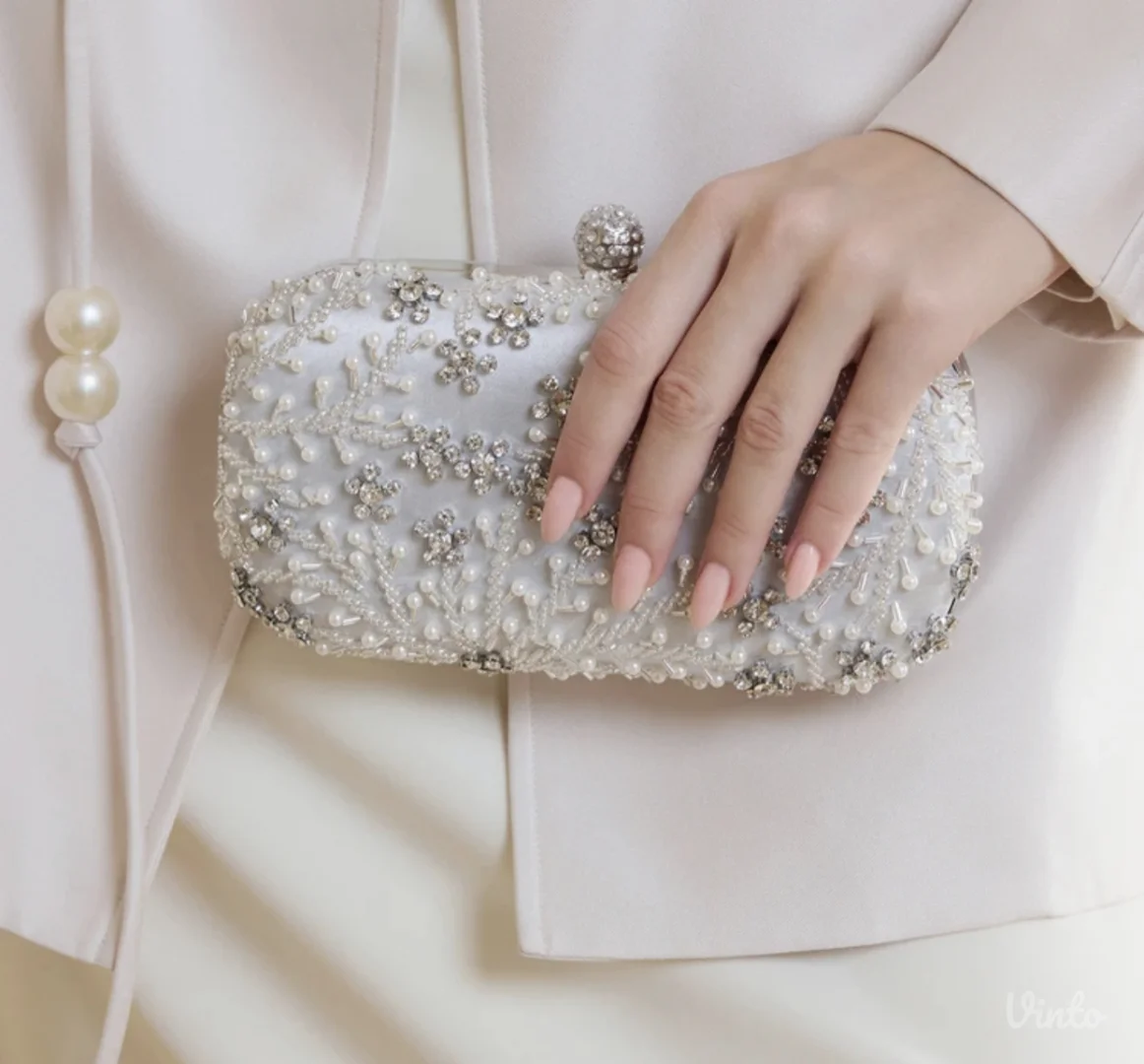 Prelepa elegantna srebrna torbica