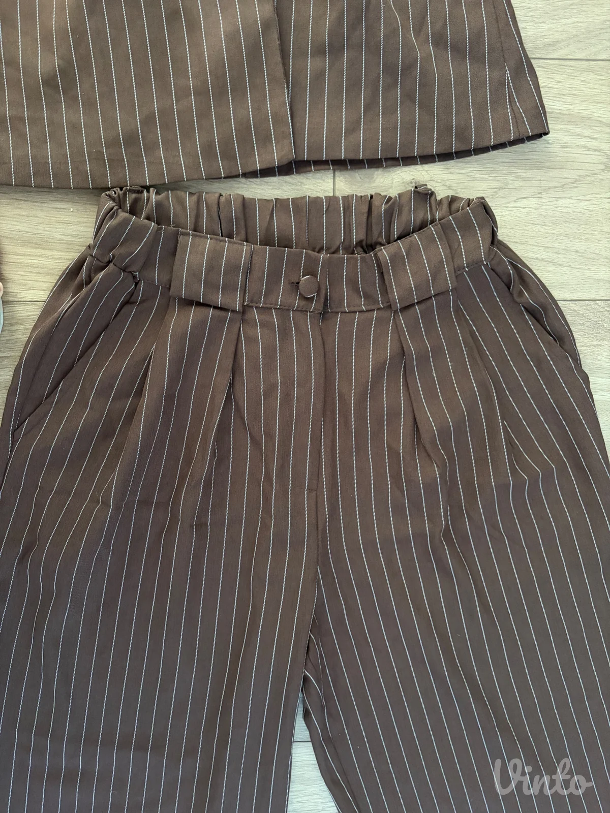 Komplet sako i pantalone braon boje sa linijama