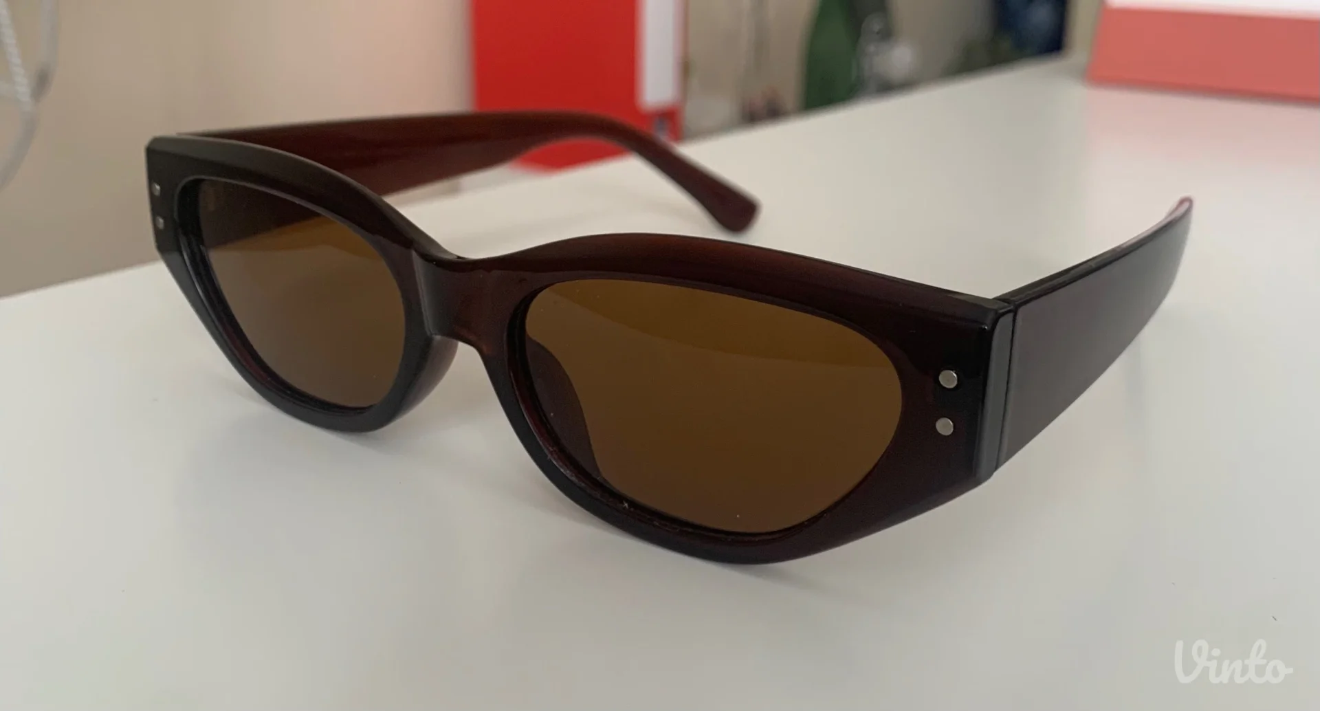 Paket koji sadrzi dva kaisa - braon i crni, naocare za sunce, komplet ogrlica i minđuse, jos jednu ogrlicu i torbicu + na poklon haljina