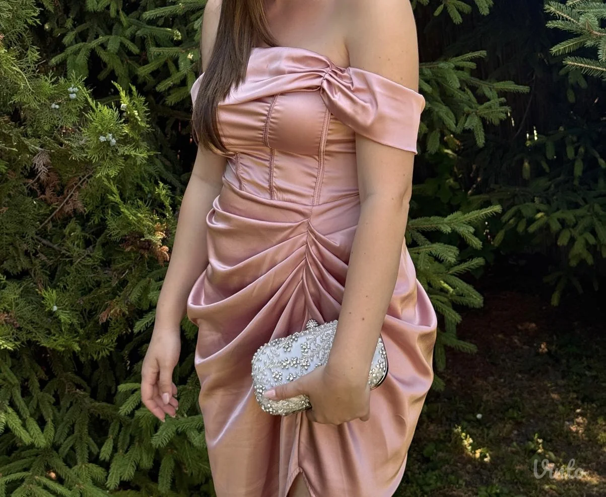 Paket koji sadrzi dva kaisa - braon i crni, naocare za sunce, komplet ogrlica i minđuse, jos jednu ogrlicu i torbicu + na poklon haljina