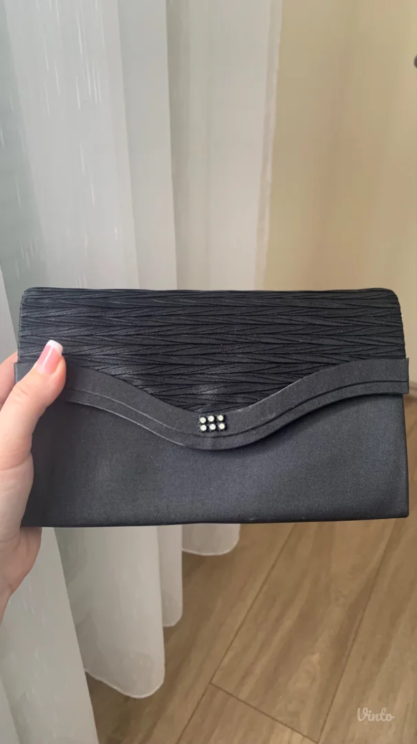 Paket koji sadrzi dva kaisa - braon i crni, naocare za sunce, komplet ogrlica i minđuse, jos jednu ogrlicu i torbicu + na poklon haljina