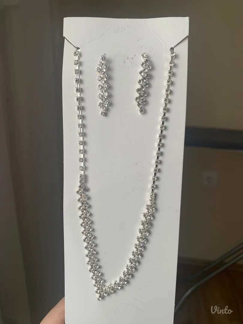 Paket koji sadrzi dva kaisa - braon i crni, naocare za sunce, komplet ogrlica i minđuse, jos jednu ogrlicu i torbicu + na poklon haljina