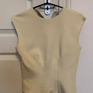 Zara - pastelno zuta zenska majica