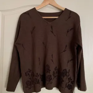 Braon zenski dzemper