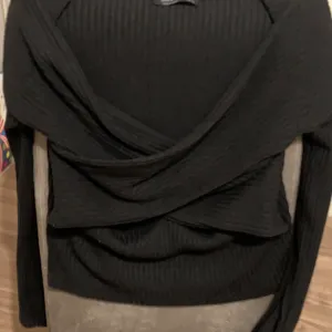 Bershka- Crni zenski dzemper