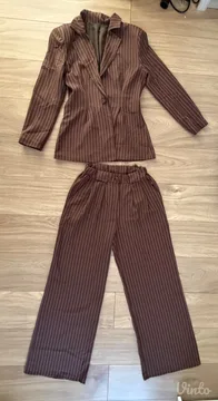 Komplet sako i pantalone braon boje sa linijama