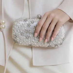 Prelepa elegantna srebrna torbica