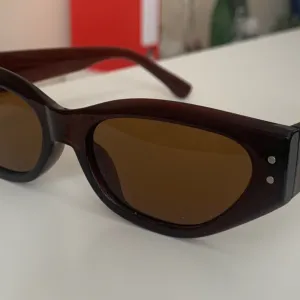 Paket koji sadrzi dva kaisa - braon i crni, naocare za sunce, komplet ogrlica i minđuse, jos jednu ogrlicu i torbicu + na poklon haljina