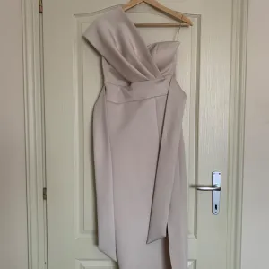 Nova bez elegantna haljina