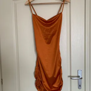 Haljina bakarne boje