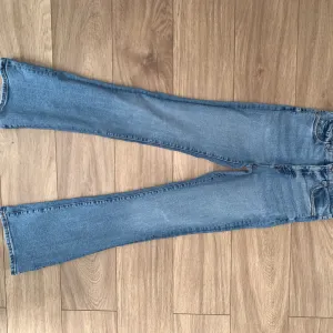 Zara - farmerke sa sirokim nogavicama