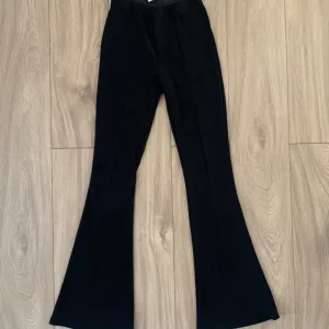 RESERVED 2 para helanki rebrastog materijala crne i maslinasto zelene S velicina