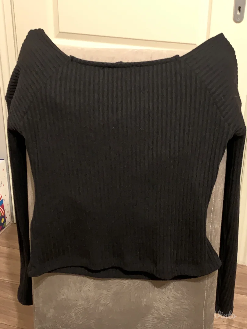 Bershka- Crni zenski dzemper