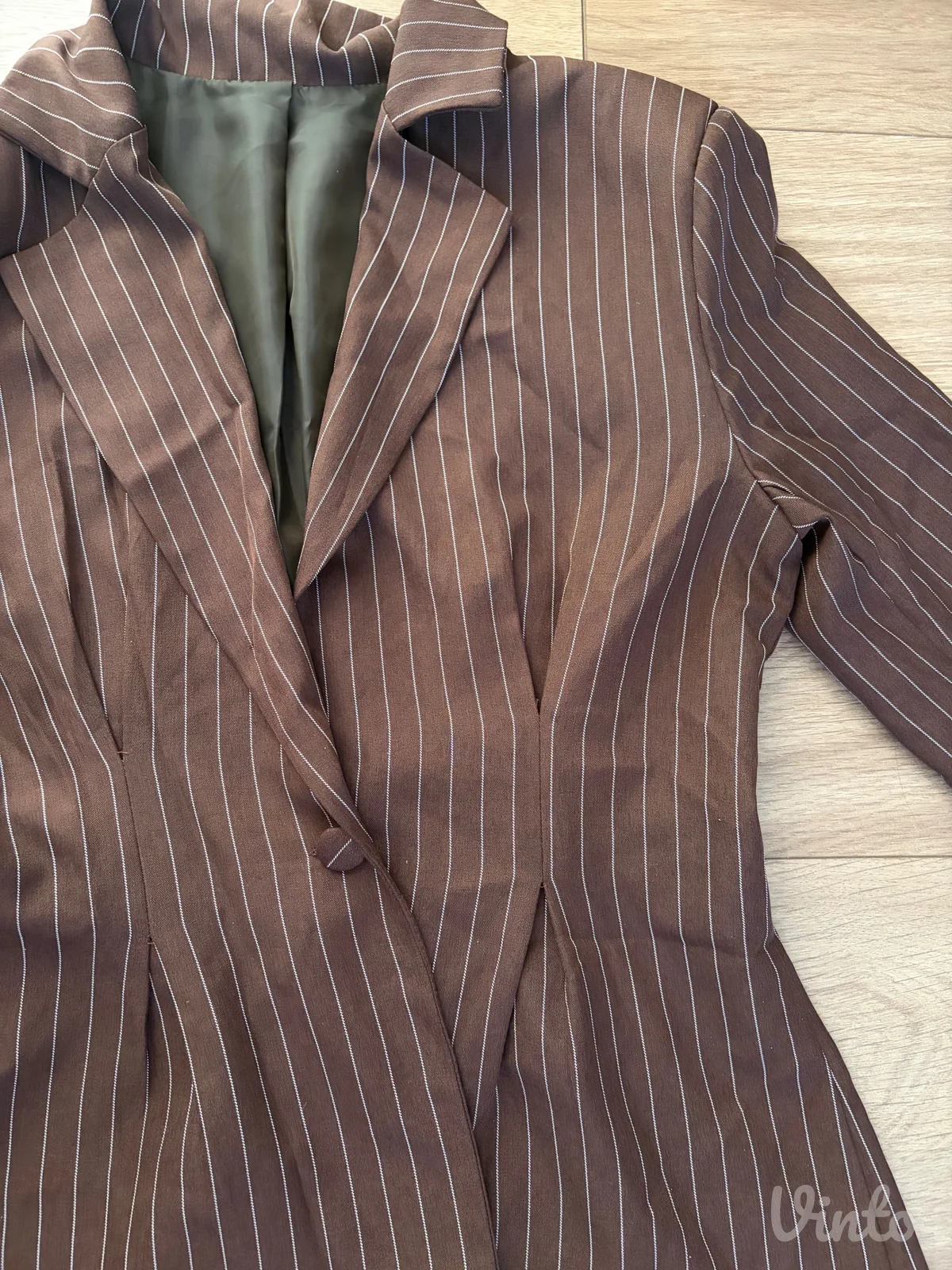 Komplet sako i pantalone braon boje sa linijama