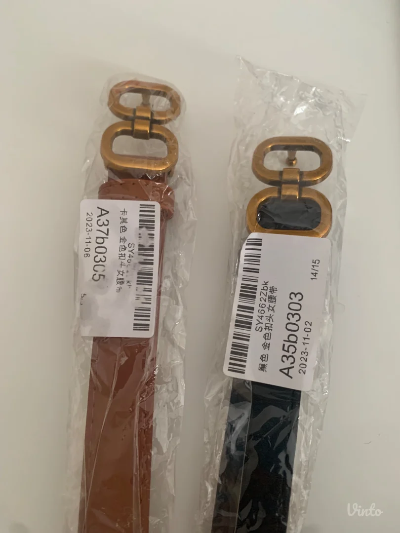 Paket koji sadrzi dva kaisa - braon i crni, naocare za sunce, komplet ogrlica i minđuse, jos jednu ogrlicu i torbicu + na poklon haljina