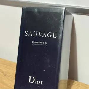 Dior Sauvage Eau de Parfum 100ml – ORIGINAL – TOP CENA