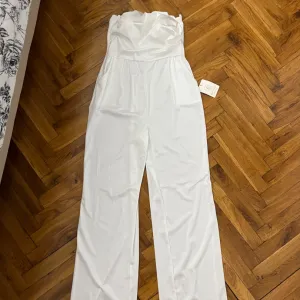 Beli ženski kombinezon