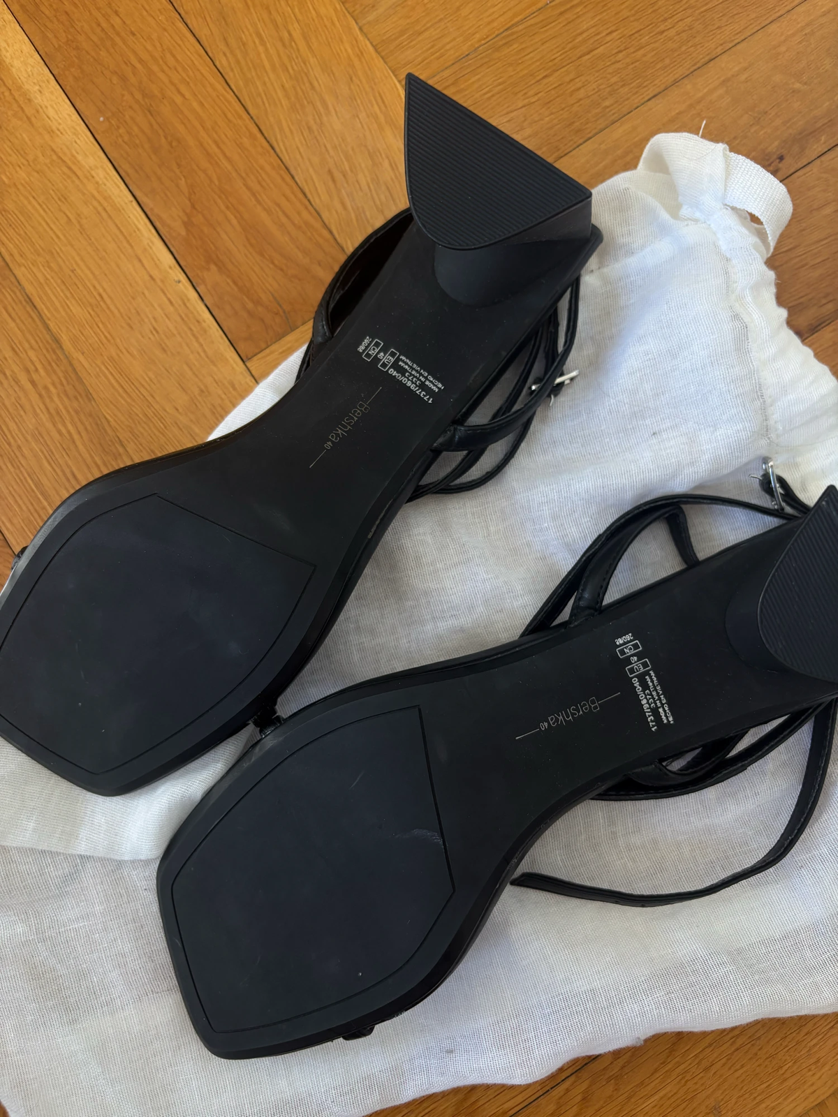Bershka sandale štikle NOVO