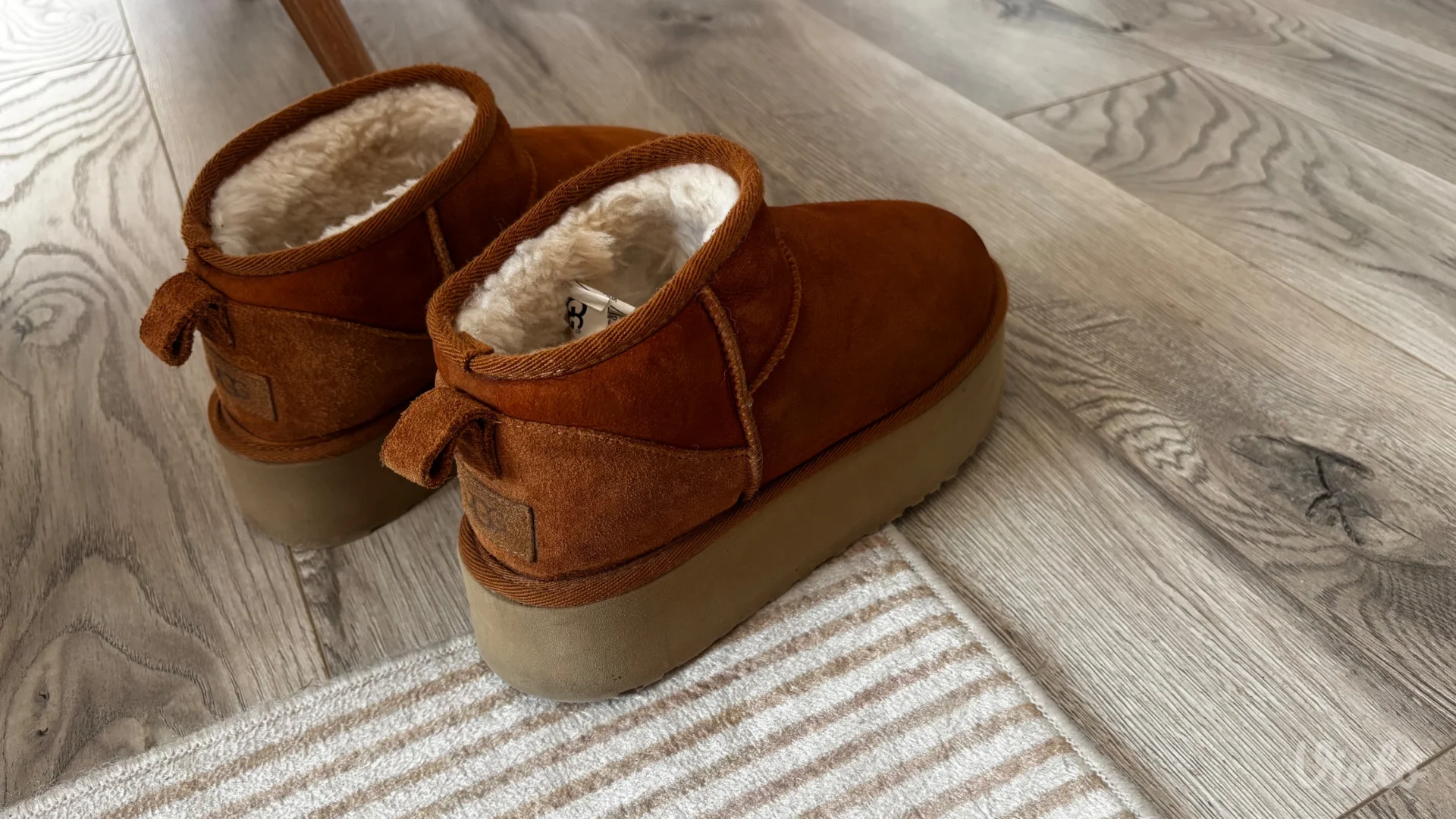 Ugg mini kožne 38