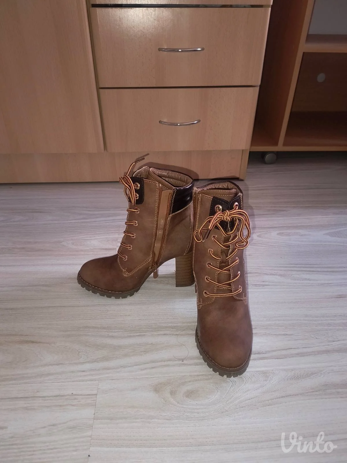 Čizme na štiklu (Gležnjače), broj 37 - 1000 dinara